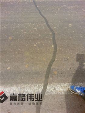 營(yíng)口公路裂縫貼縫帶貼縫工地寫(xiě)實(shí)5
