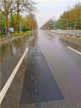 嘉格公路網(wǎng)裂貼粘貼到路面壓實(shí)后效果 嘉格公路網(wǎng)裂貼粘貼到路面壓實(shí)后效果