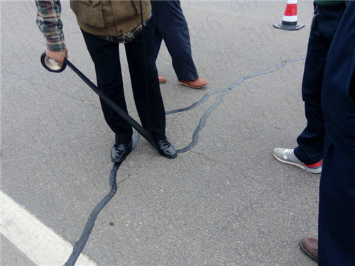 公路裂縫修補(bǔ),大家會(huì)愛上路面瀝青貼縫帶的原因