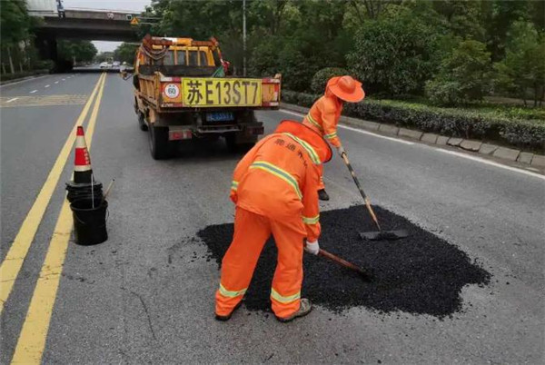 蘇州公路昆山公路部門(mén)采用冷補(bǔ)料搶修水毀路面坑槽